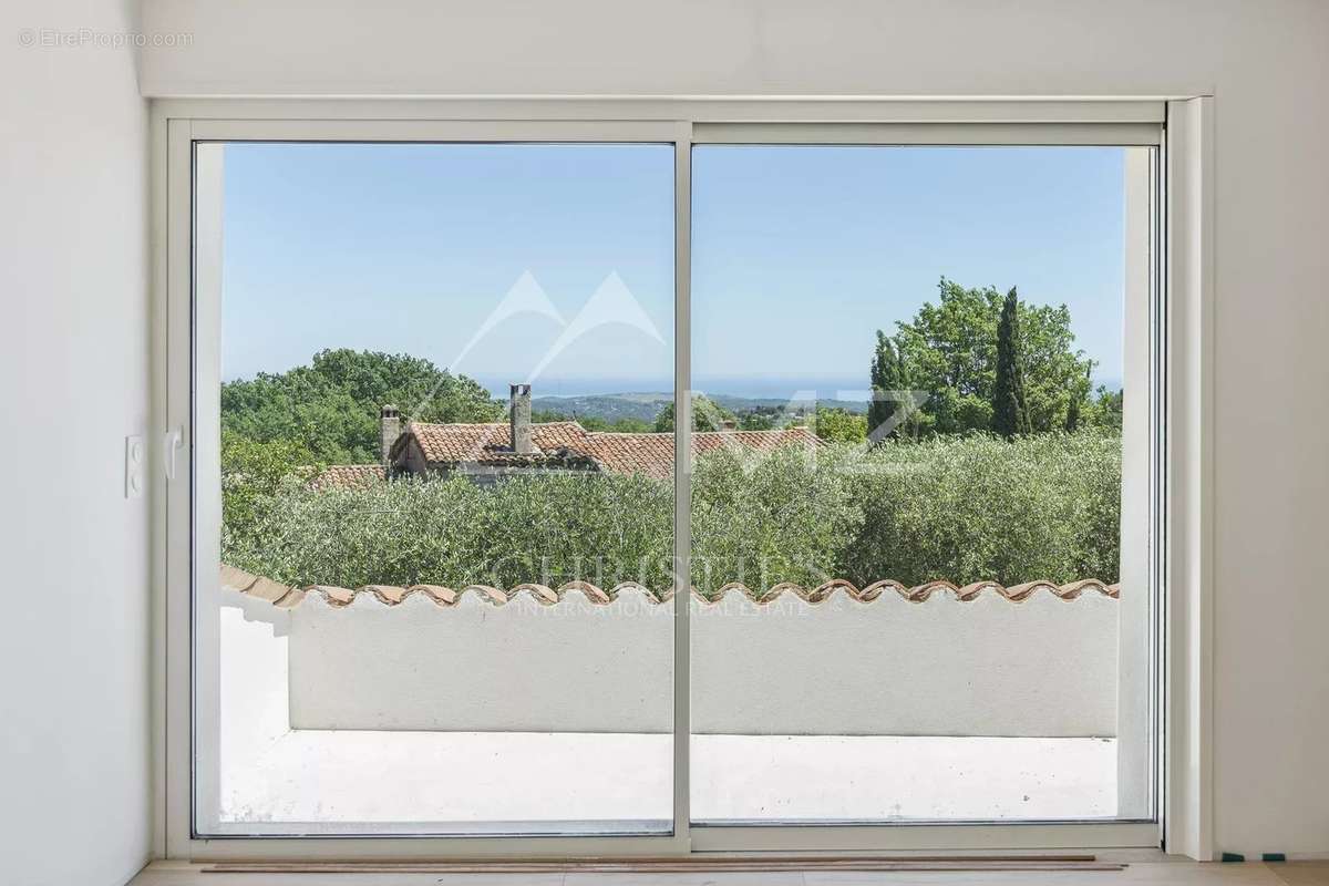 Maison à CHATEAUNEUF-GRASSE