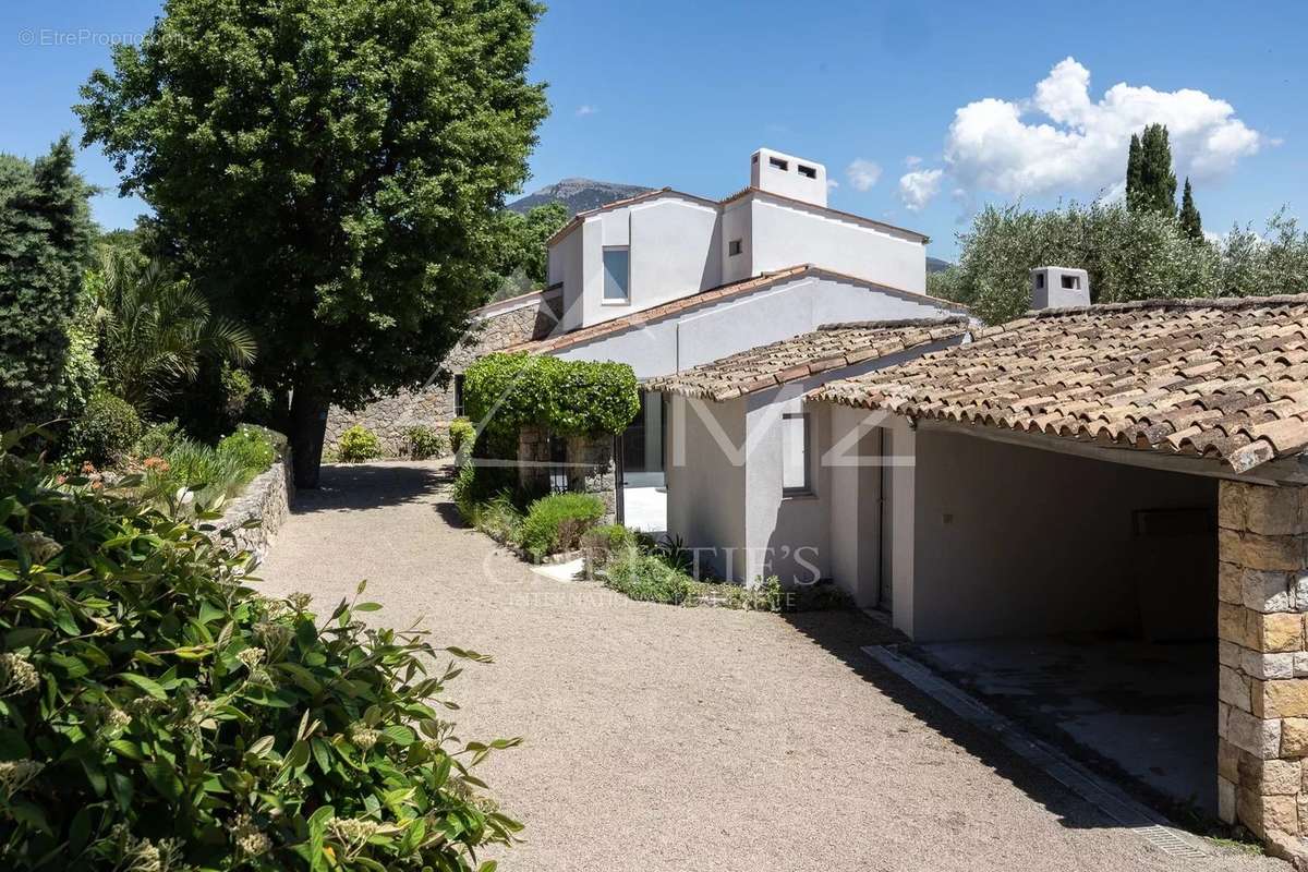 Maison à CHATEAUNEUF-GRASSE