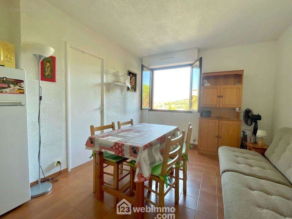 Séjour avec sa vue dégagée sur les collines - Appartement à SAINTE-MAXIME