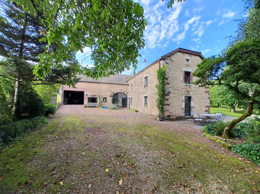 Maison à RADDON-ET-CHAPENDU