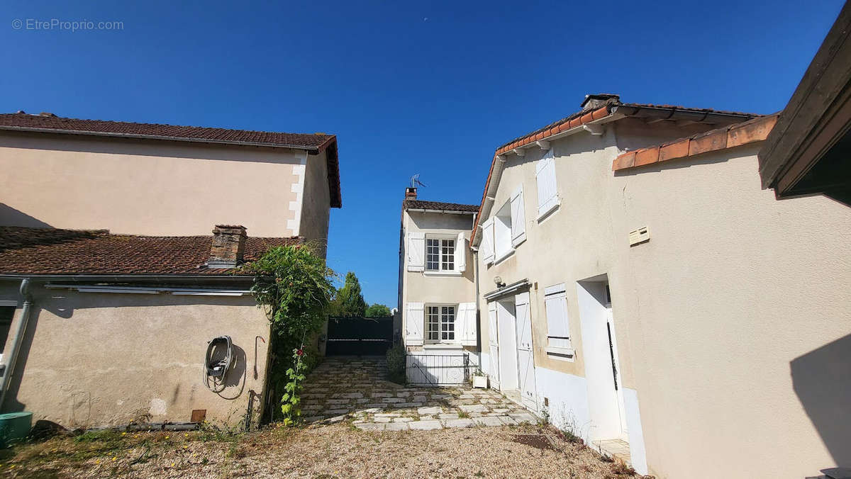 Maison à LUSSAC-LES-CHATEAUX