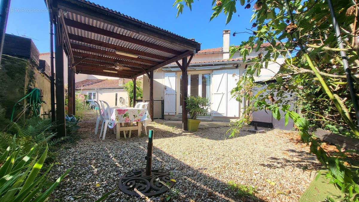 Maison à LUSSAC-LES-CHATEAUX