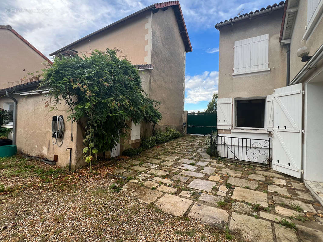 Maison à LUSSAC-LES-CHATEAUX