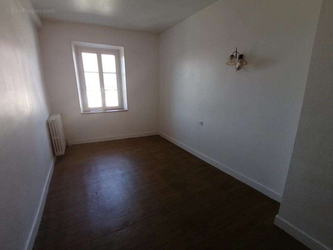 Appartement à SAINT-PRIEST-LA-FEUILLE