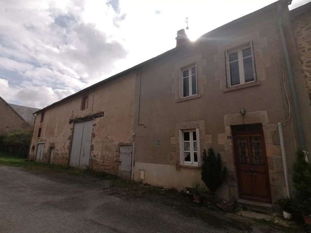 Maison à SAINT-ETIENNE-DE-FURSAC