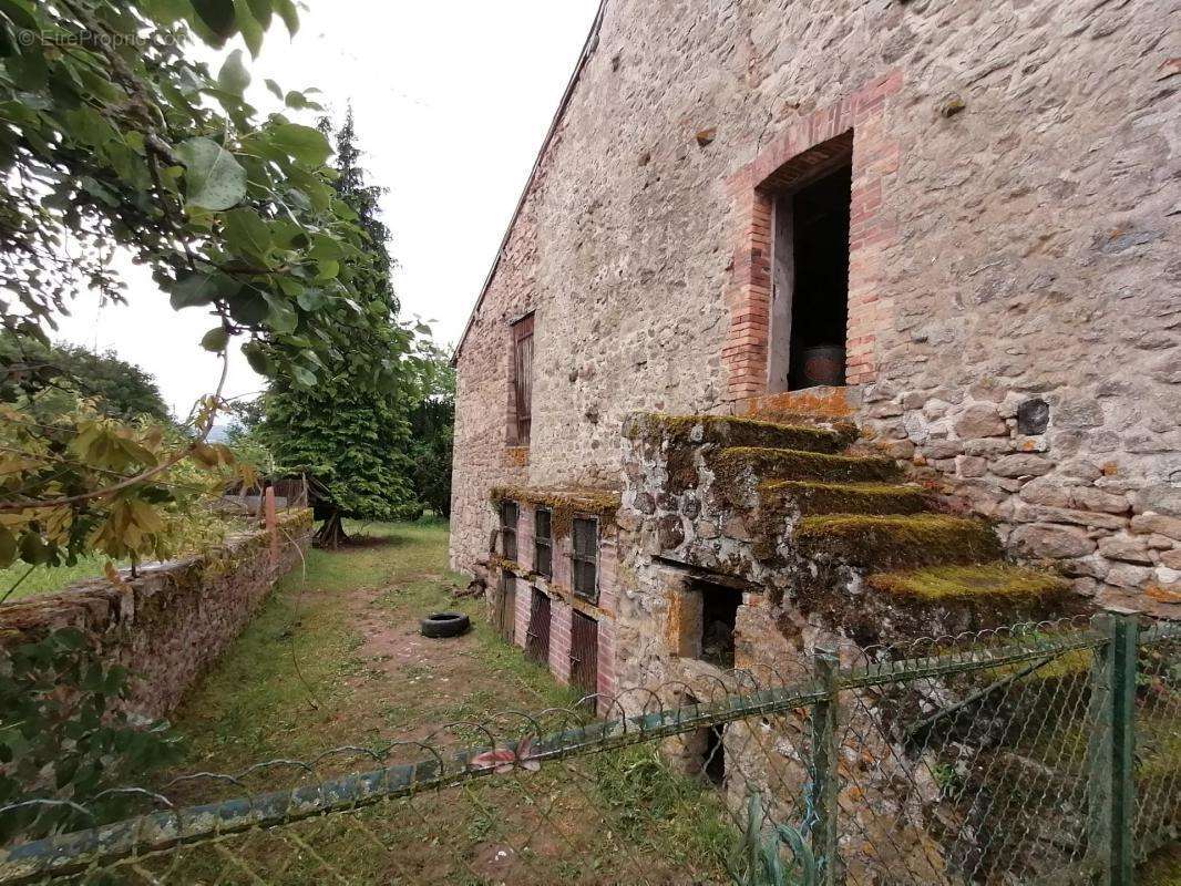 Maison à SAINT-ETIENNE-DE-FURSAC