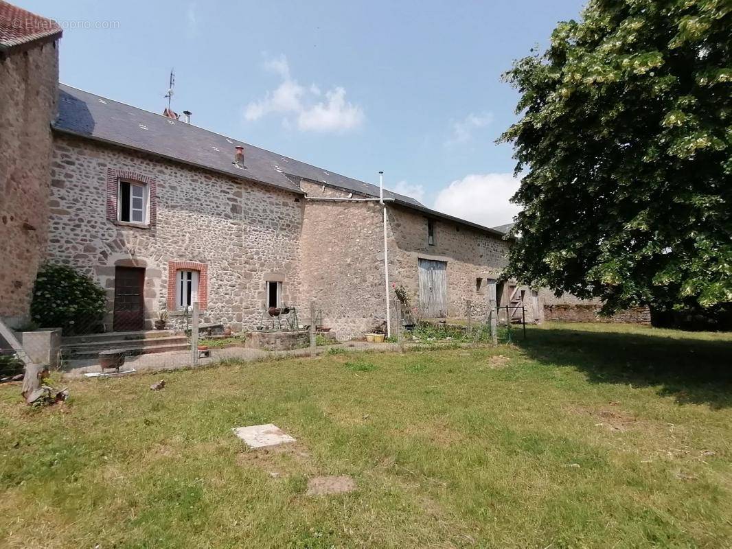 Maison à SAINT-ETIENNE-DE-FURSAC