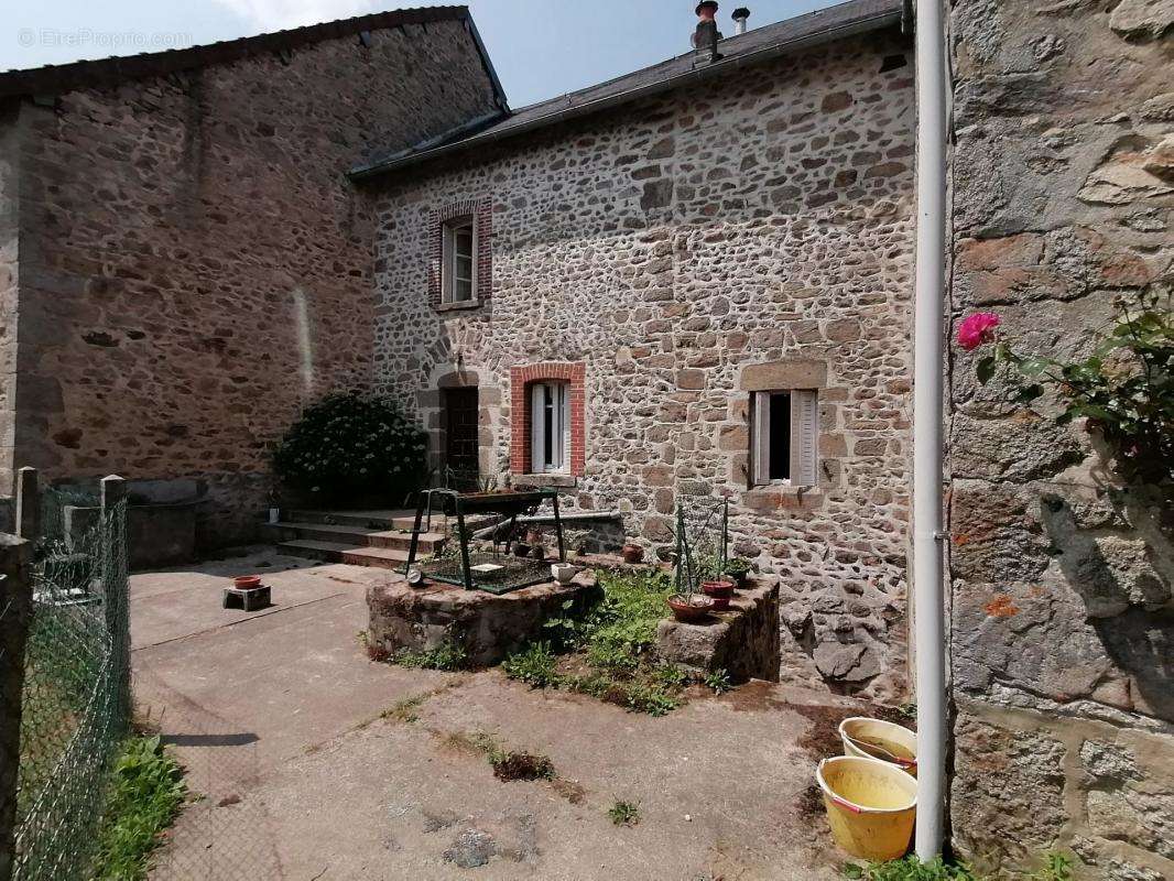 Maison à SAINT-ETIENNE-DE-FURSAC