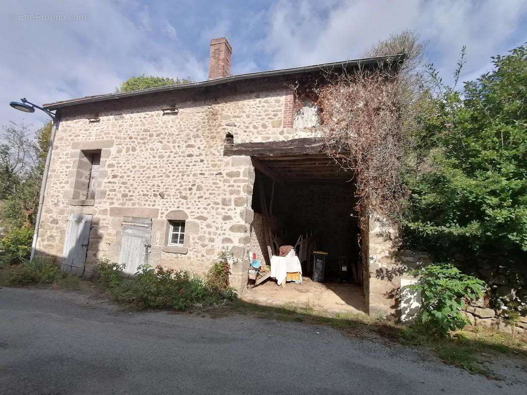 Maison à SAINT-ETIENNE-DE-FURSAC