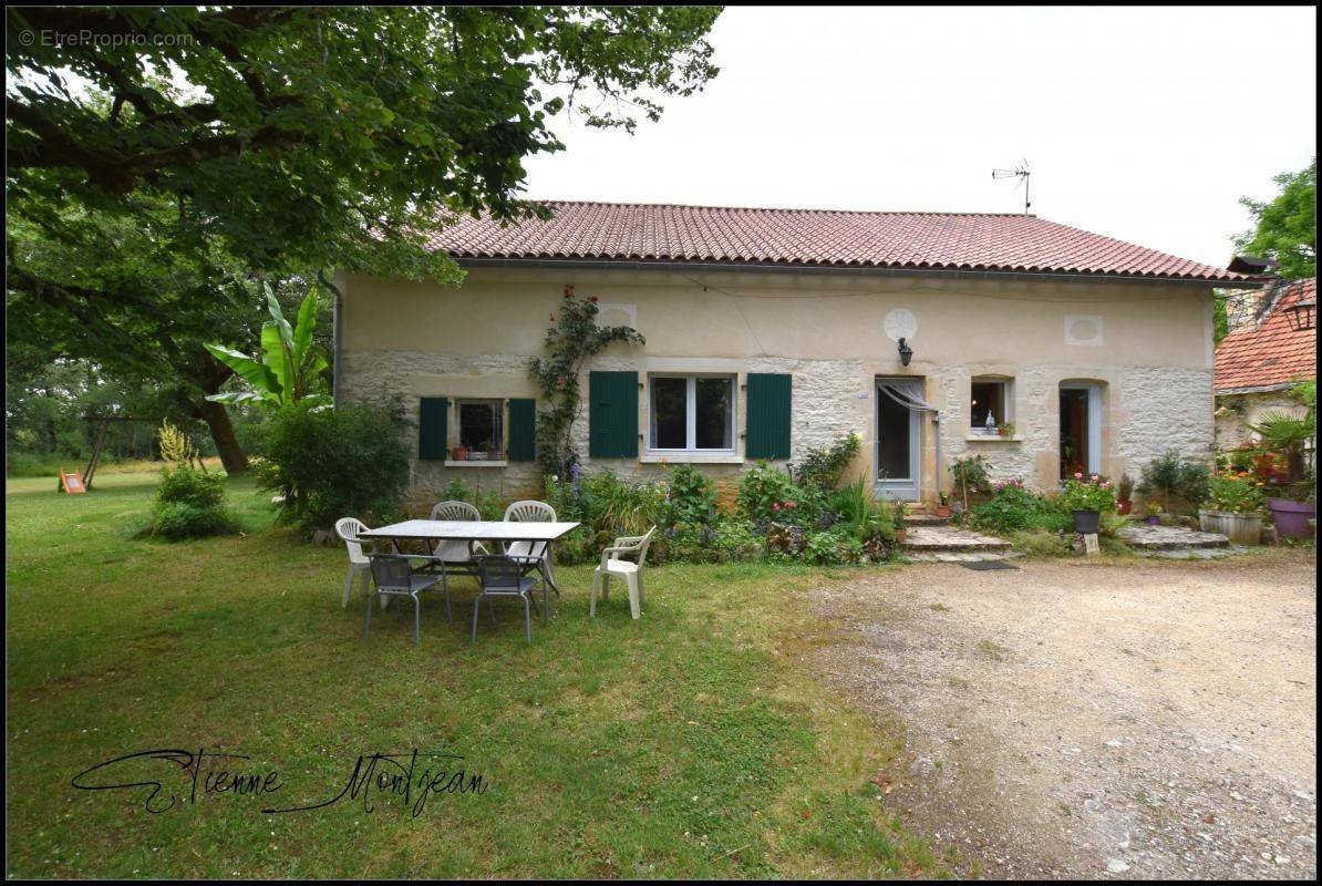 Maison à MONTGESTY