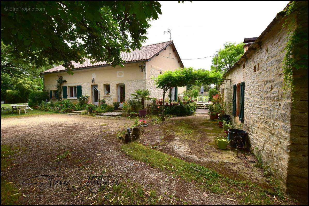 Maison à MONTGESTY