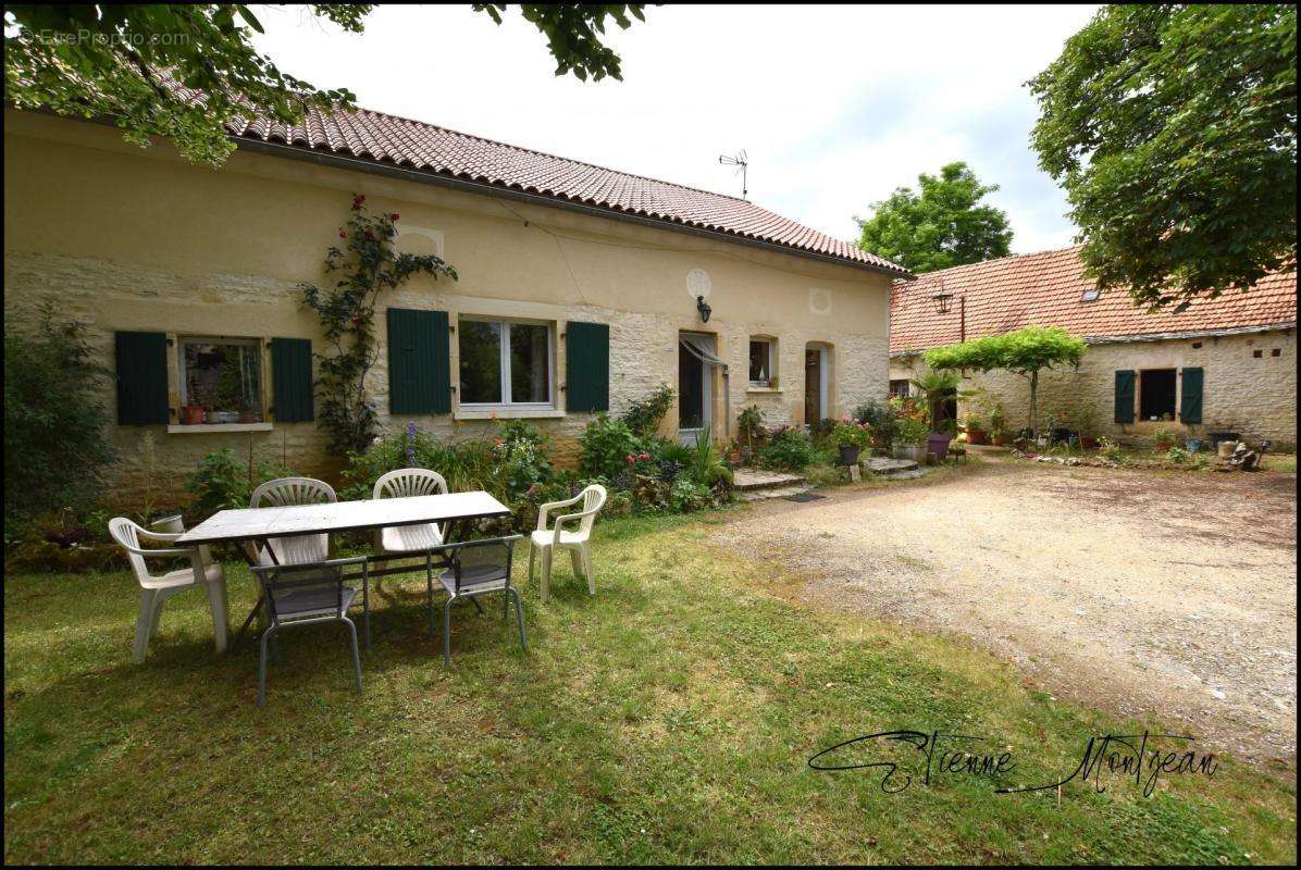 Maison à MONTGESTY