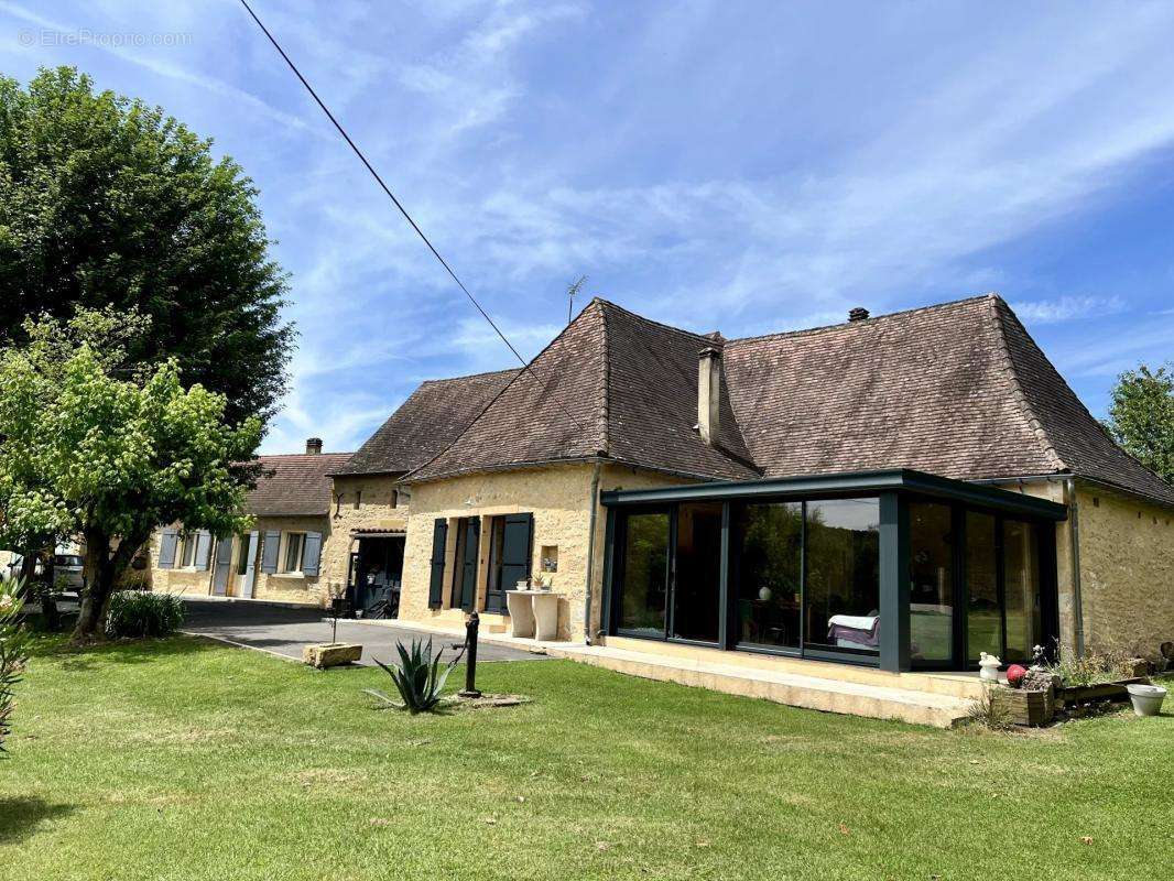 Maison à MAUZAC-ET-GRAND-CASTANG