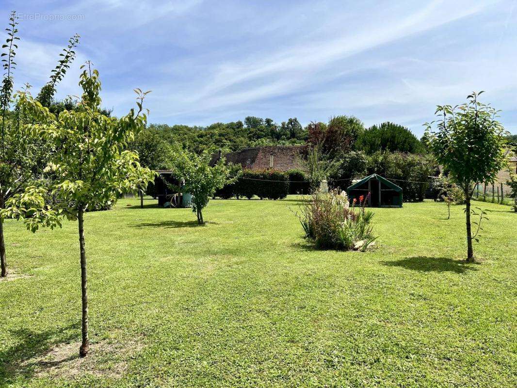 Maison à MAUZAC-ET-GRAND-CASTANG