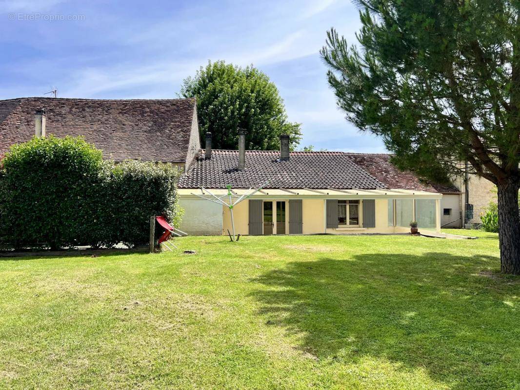 Maison à MAUZAC-ET-GRAND-CASTANG