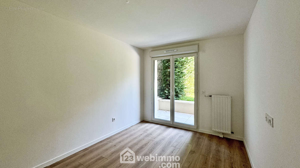 Chambre Parentale - Appartement à VILLEMOMBLE