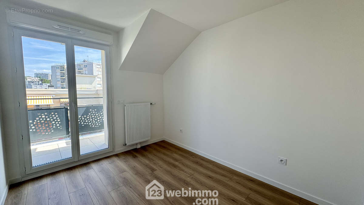 Chambre 2 - Appartement à VILLEMOMBLE