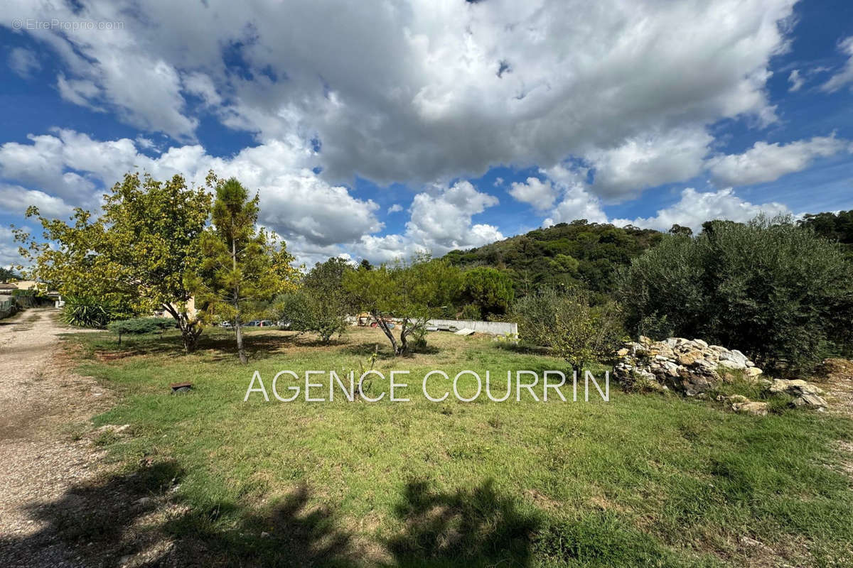 Terrain à LA ROQUETTE-SUR-SIAGNE