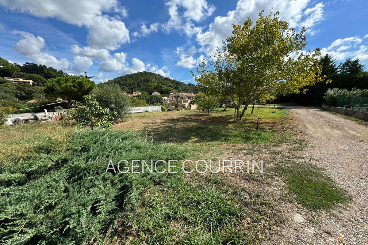 Terrain à LA ROQUETTE-SUR-SIAGNE