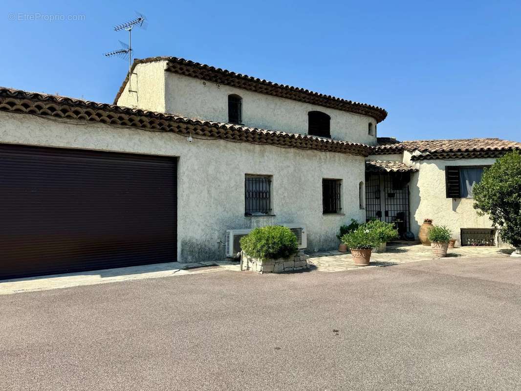 Maison à LA ROQUETTE-SUR-SIAGNE