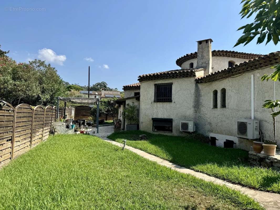 Maison à LA ROQUETTE-SUR-SIAGNE