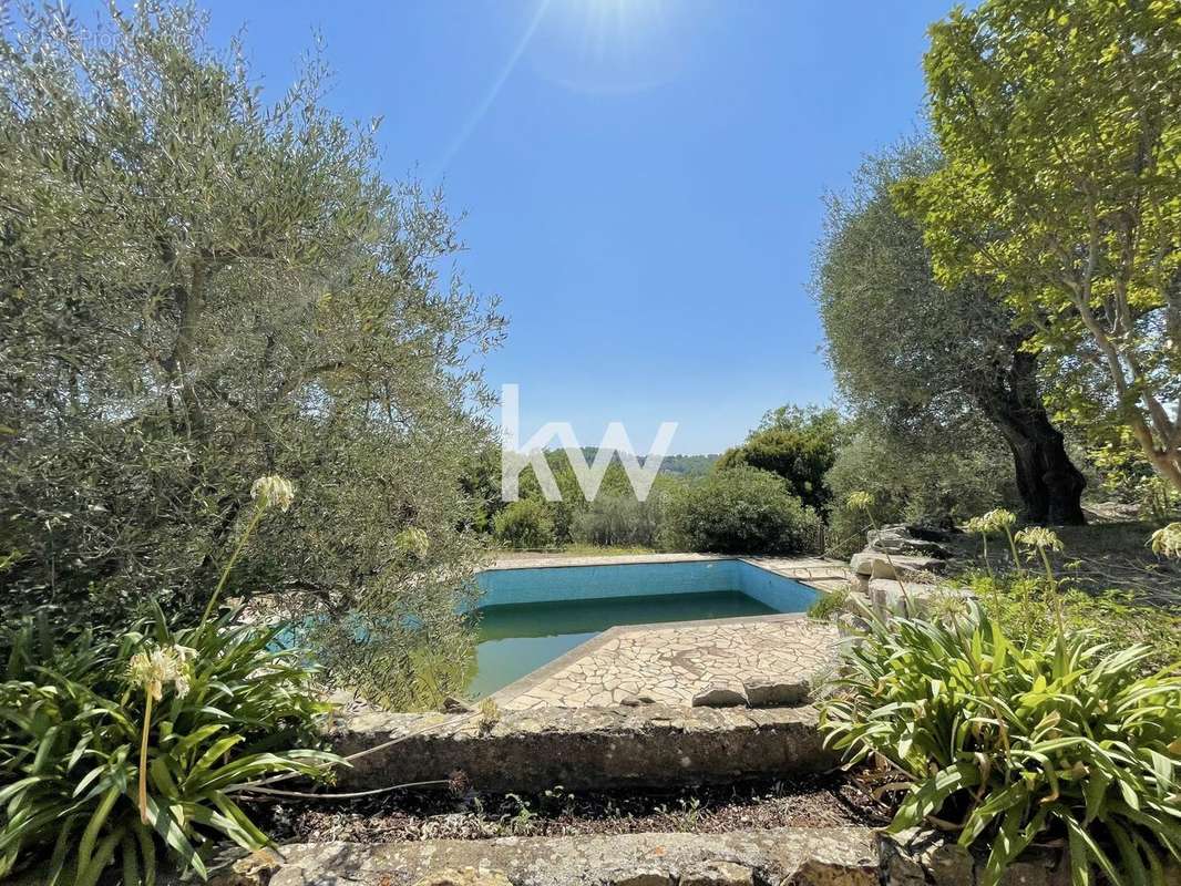 Maison à CHATEAUNEUF-GRASSE