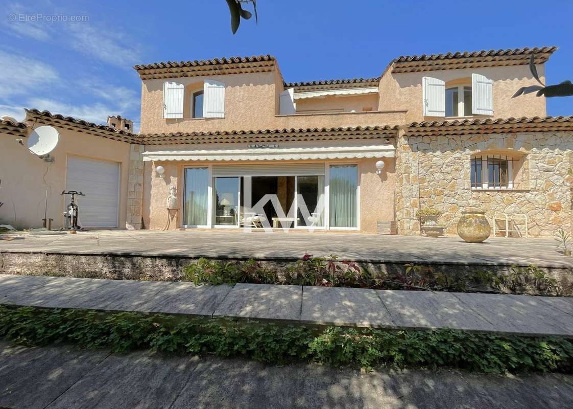 Maison à CHATEAUNEUF-GRASSE