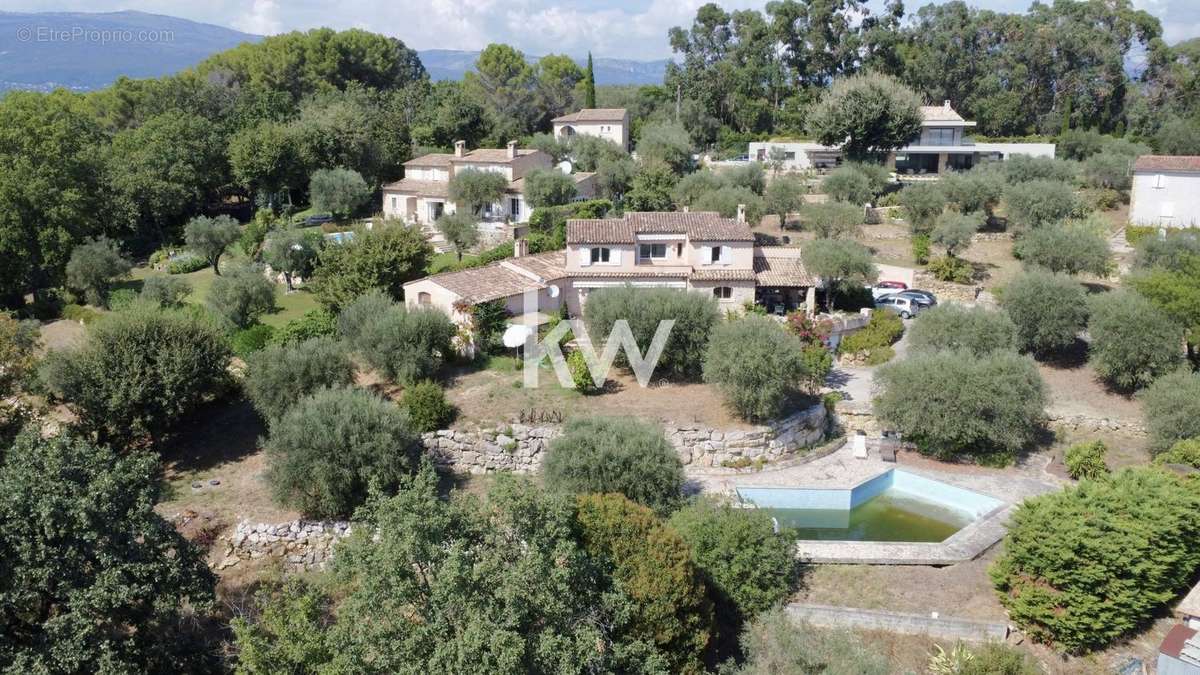 Maison à CHATEAUNEUF-GRASSE