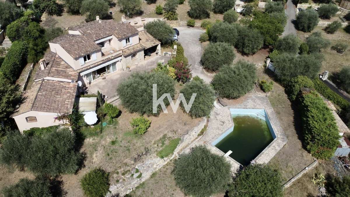 Maison à CHATEAUNEUF-GRASSE