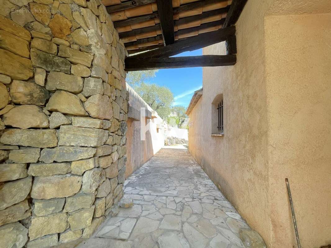 Maison à CHATEAUNEUF-GRASSE