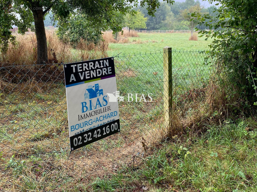 Terrain à ROUGEMONTIERS