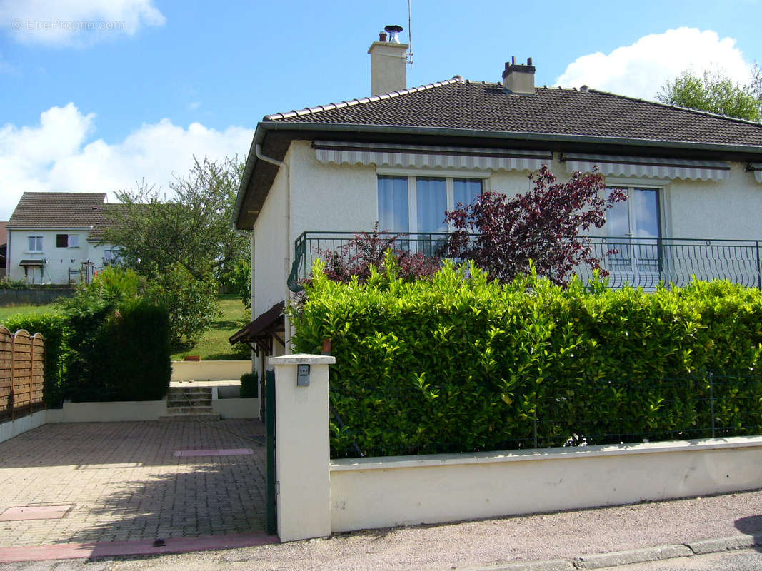 Maison à SAINT-LEGER-LES-PARAY