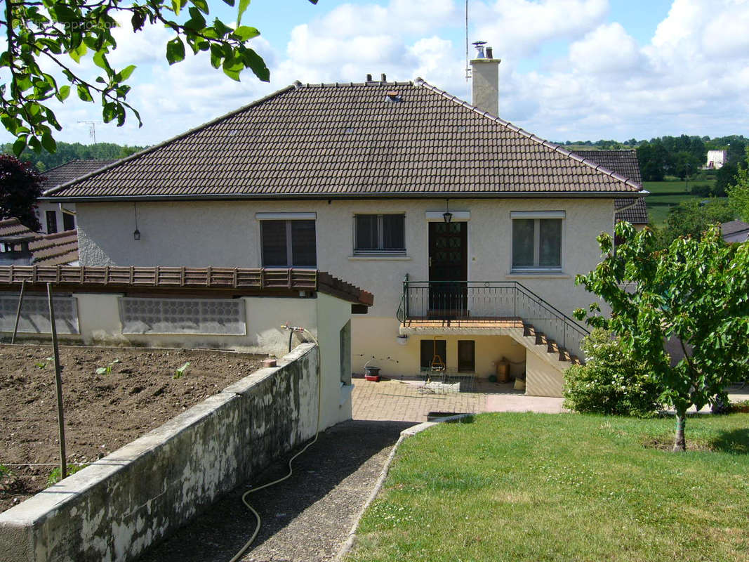 Maison à SAINT-LEGER-LES-PARAY