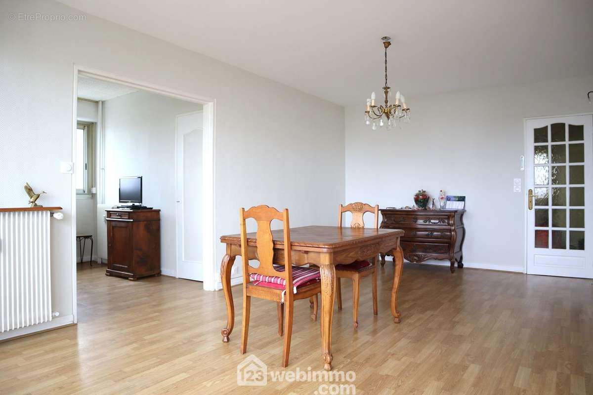 Et le séjour lumineux de 30 m2, - Appartement à POITIERS