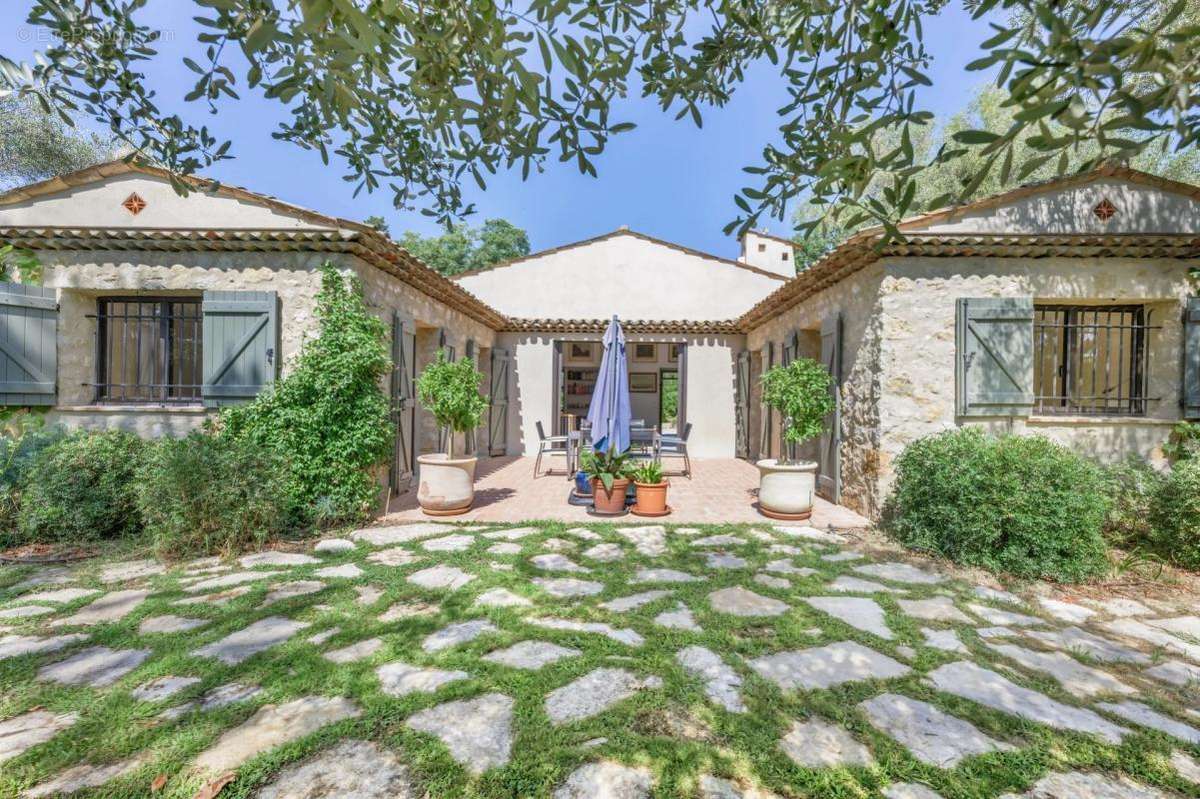 Maison à CHATEAUNEUF-GRASSE