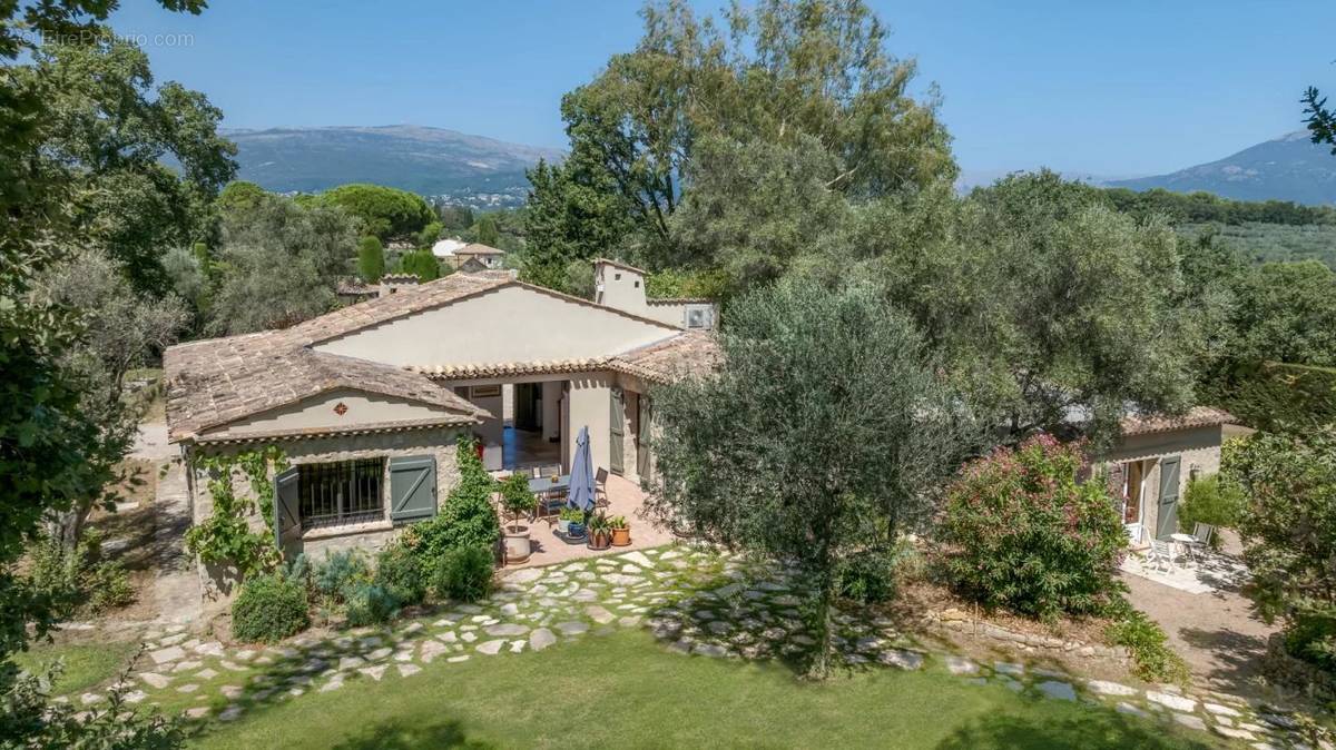 Maison à CHATEAUNEUF-GRASSE