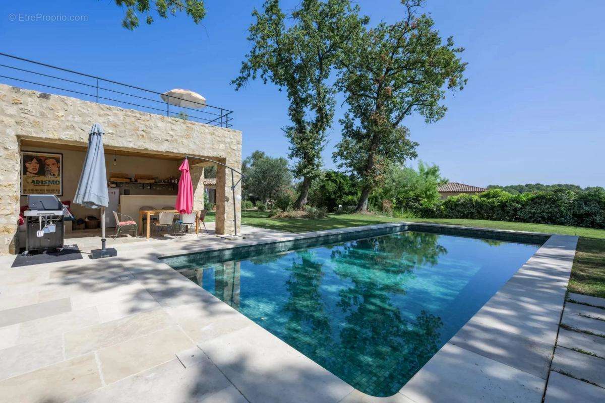 Maison à CHATEAUNEUF-GRASSE