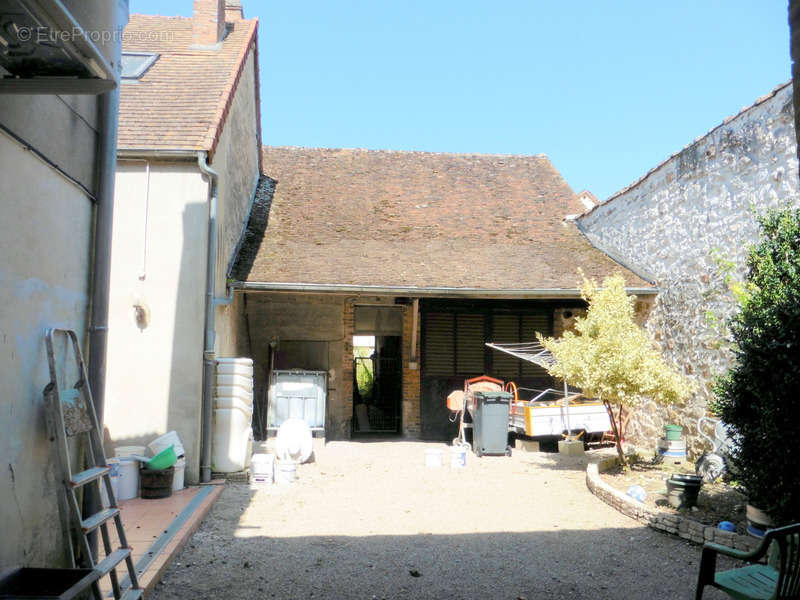 Appartement à VILLENEUVE-L&#039;ARCHEVEQUE