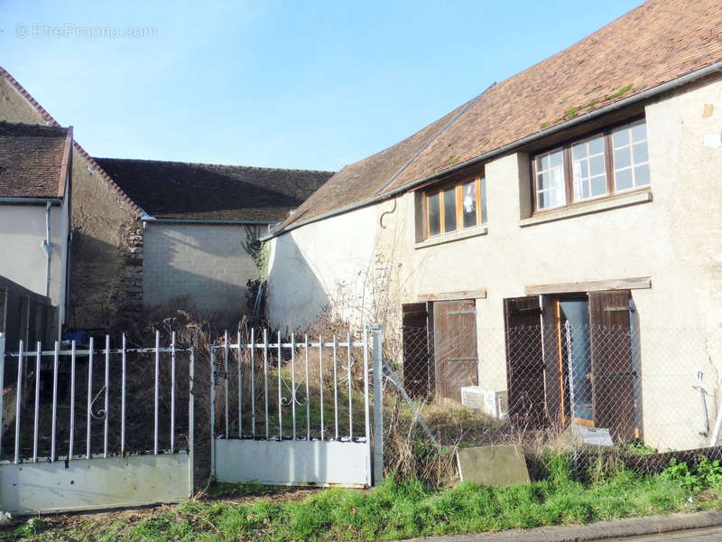 Maison à CERISIERS