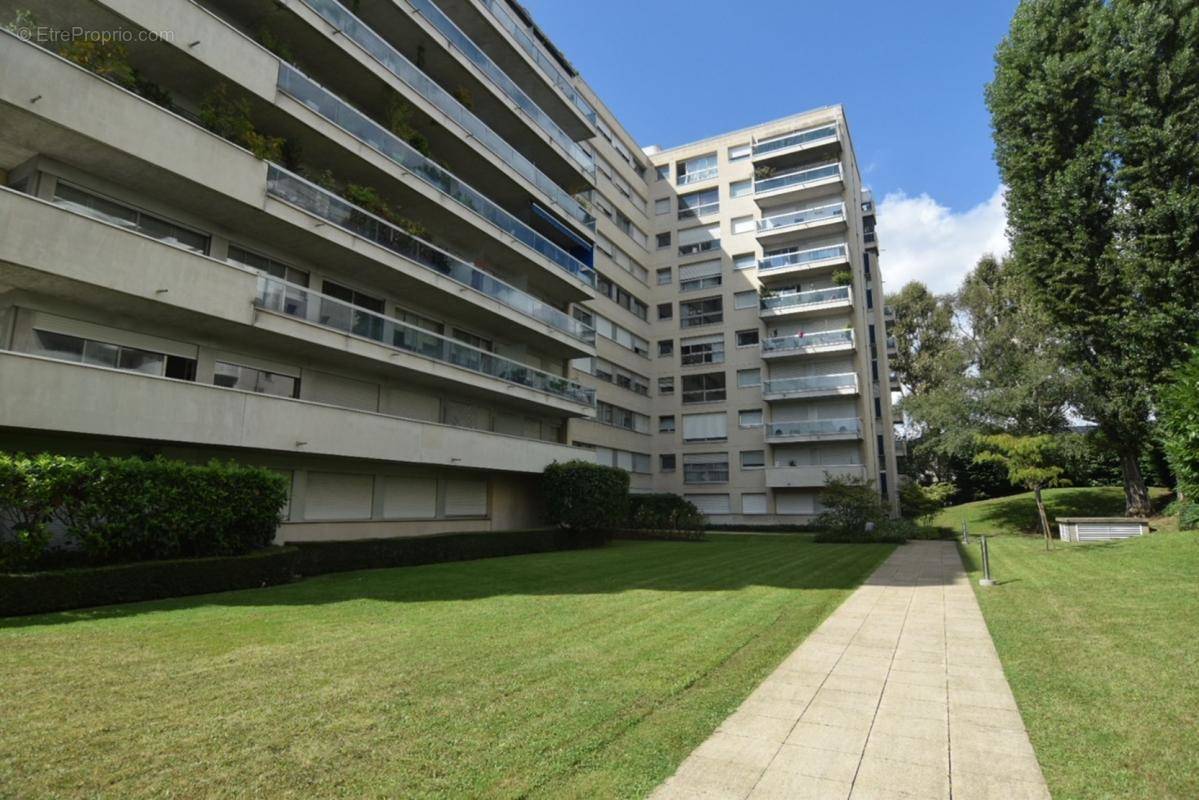 Appartement à NEUILLY-SUR-SEINE