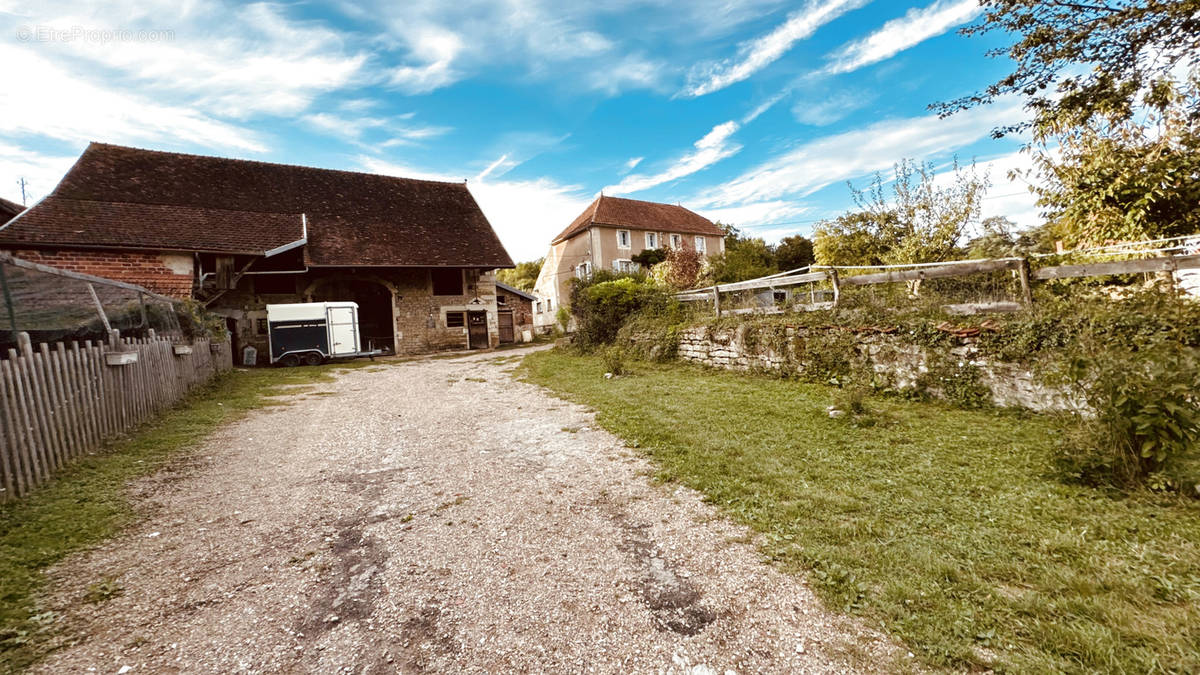 Maison à CORROMBLES