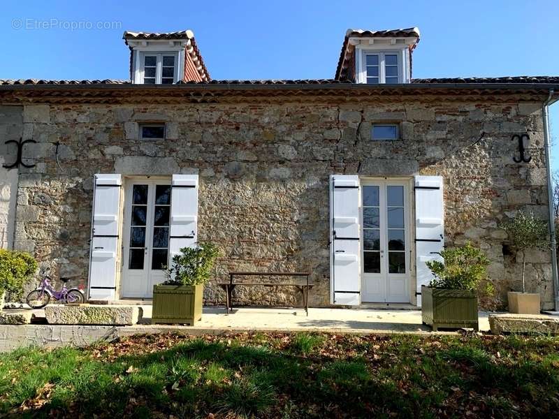 Maison à POUPAS