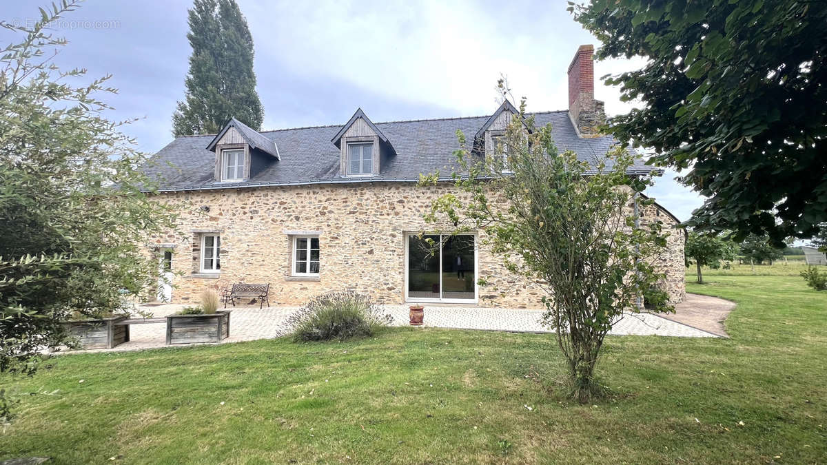 Maison à SAINT-CLEMENT-DE-LA-PLACE