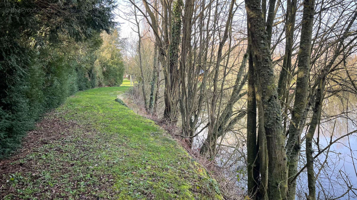 Terrain à COURVILLE-SUR-EURE