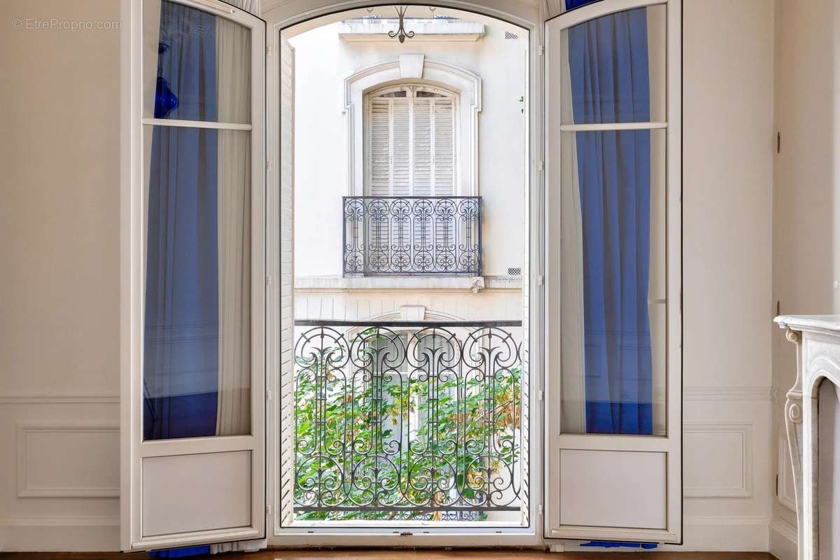 Appartement à PARIS-16E