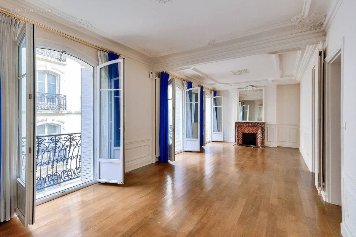 Appartement à PARIS-16E