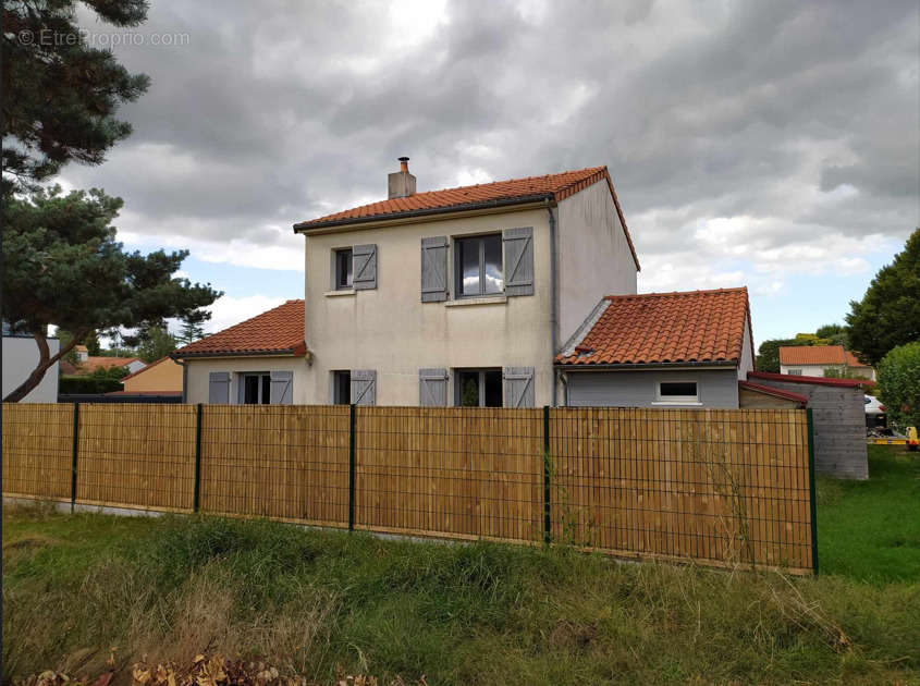 Maison à SAINT-JULIEN-DE-CONCELLES