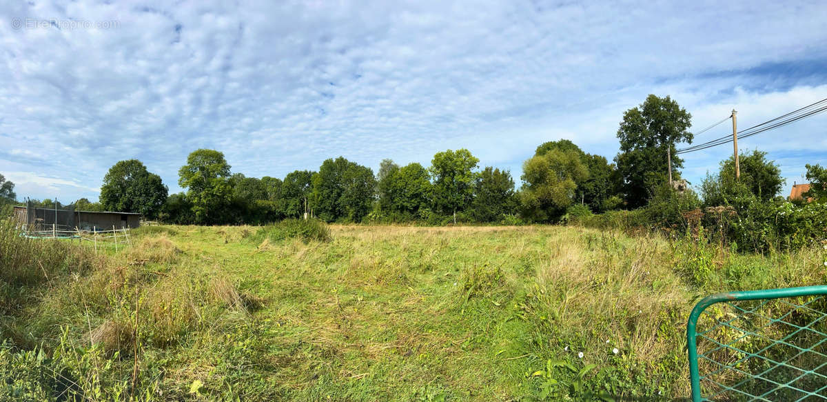 Terrain à VILLAINES-LA-CARELLE