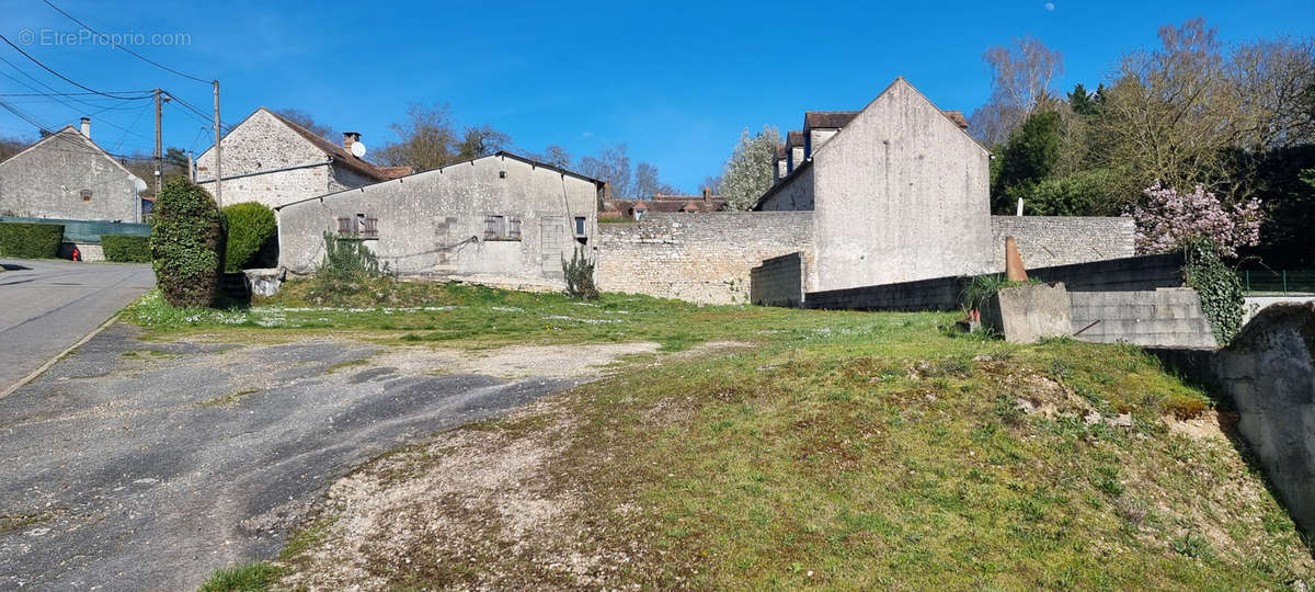 Parking à NANTEAU-SUR-LUNAIN