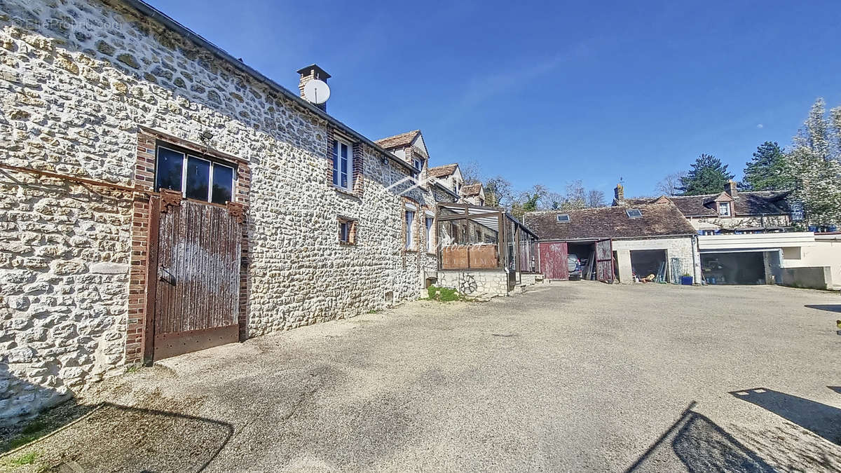 Maison à NANTEAU-SUR-LUNAIN